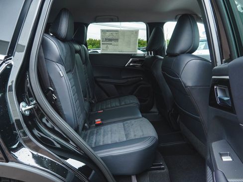 New 2025 Mitsubishi Outlander SE image 32