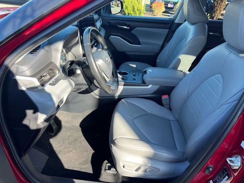 Used 2023 Toyota Highlander XLE image 11
