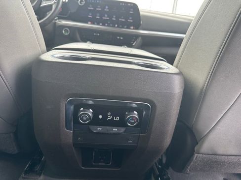 Used 2025 Chevrolet Suburban LT RWD image 19