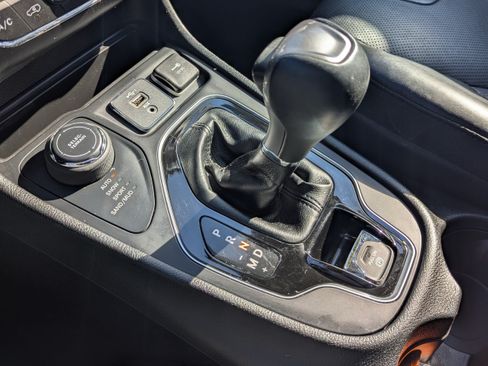 Used 2021 Jeep Cherokee Limited AWD/4WD image 15