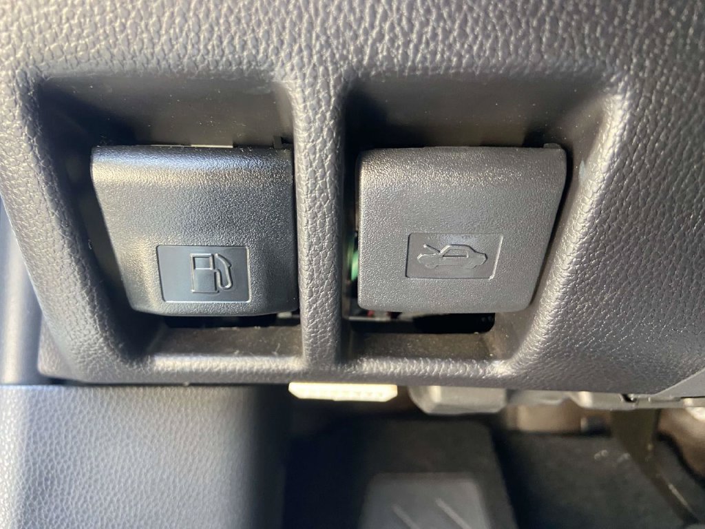 Used 2025 Toyota RAV4 XLE FWD image 24
