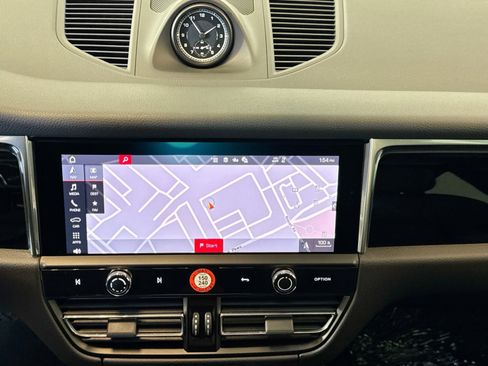 Certified 2025 Porsche Macan AWD/4WD image 17