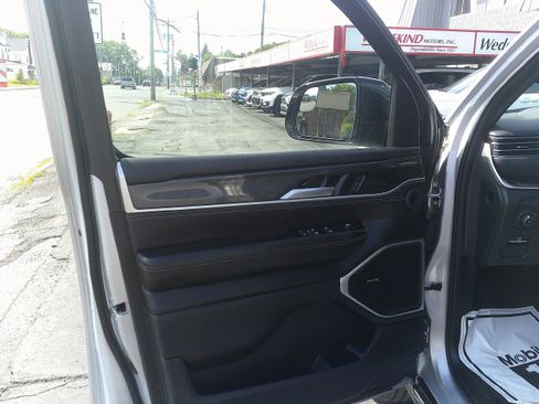 Used 2023 Jeep Wagoneer 4WD image 14
