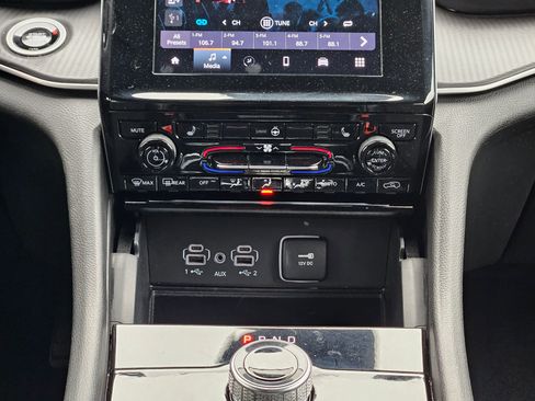 Used 2024 Jeep Grand Cherokee Altitude image 14