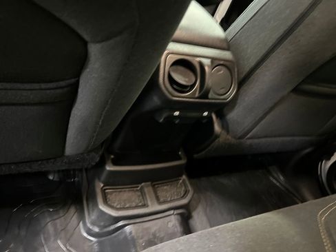 Used 2024 Jeep Wrangler Unlimited image 17