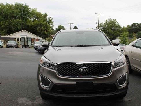 Used 2018 Kia Sorento LX image 2