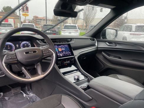New 2025 Jeep Grand Cherokee Altitude image 13