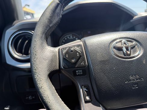 Used 2018 Toyota Tacoma TRD Sport w/ Technology Package RWD image 17