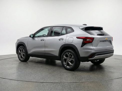 Used 2025 Chevrolet Trax LT FWD image 6