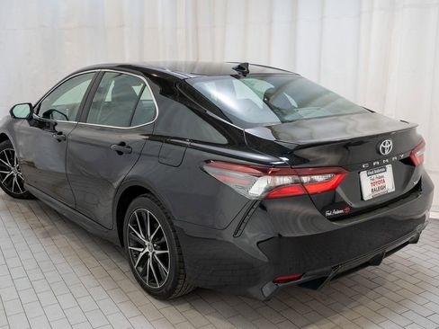 Used 2024 Toyota Camry SE image 3