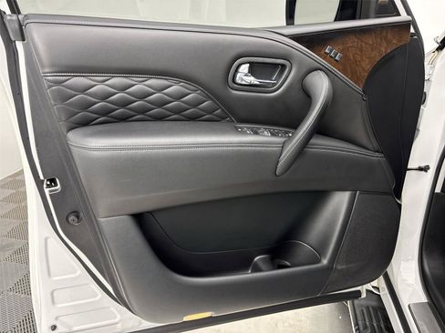 Used 2018 INFINITI QX80 4WD w/ Deluxe Technology Package image 26