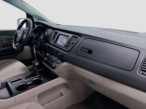 Used 2019 Kia Sedona LX image 28