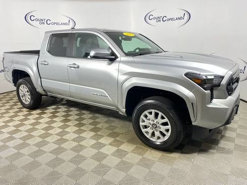 Certified 2025 Toyota Tacoma SR5 AWD/4WD image 1