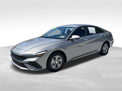Used 2026 Hyundai Elantra SE FWD image 3
