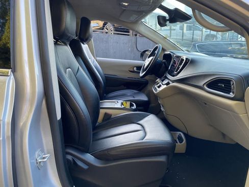 Used 2024 Chrysler Pacifica Limited FWD image 17