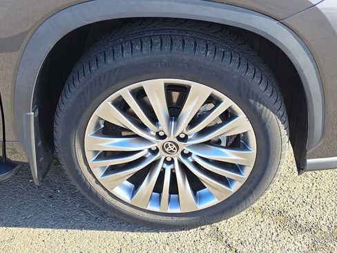Certified 2022 Toyota Highlander Platinum image 9