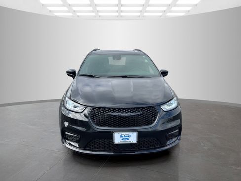 Used 2025 Chrysler Pacifica Limited image 2