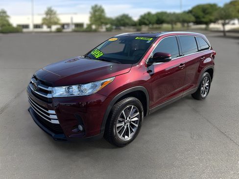 Used 2019 Toyota Highlander SE image 3