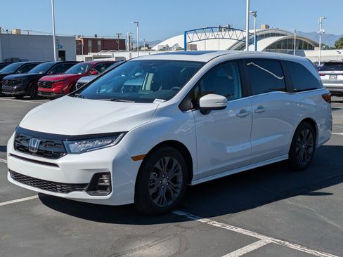 New 2026 Honda Odyssey Touring image 9