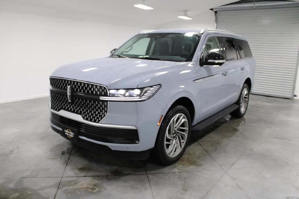 New 2027 Lincoln Navigator Premiere RWD image 3