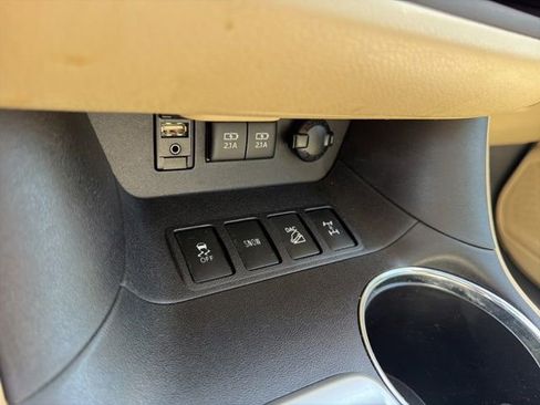 Used 2017 Toyota Highlander Limited image 35