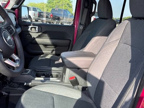 Used 2024 Jeep Wrangler Unlimited Sahara AWD/4WD image 10