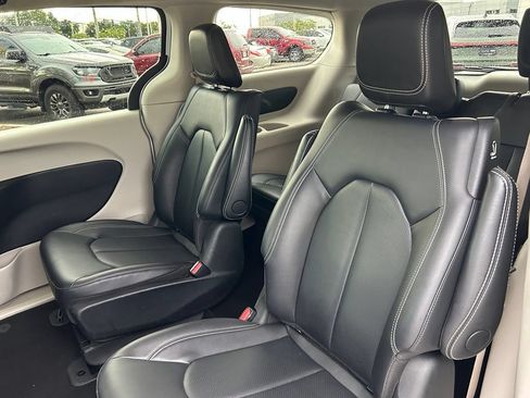 Used 2024 Chrysler Pacifica Limited FWD image 55