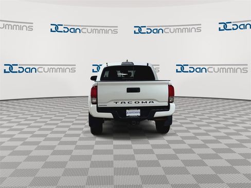 Used 2017 Toyota Tacoma TRD Sport image 7