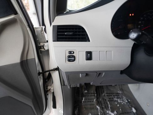 Used 2013 Toyota Sienna L image 11