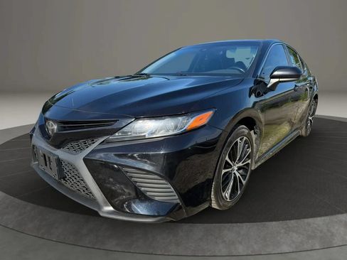 Used 2019 Toyota Camry SE w/ Carpet Mat Package FWD image 1
