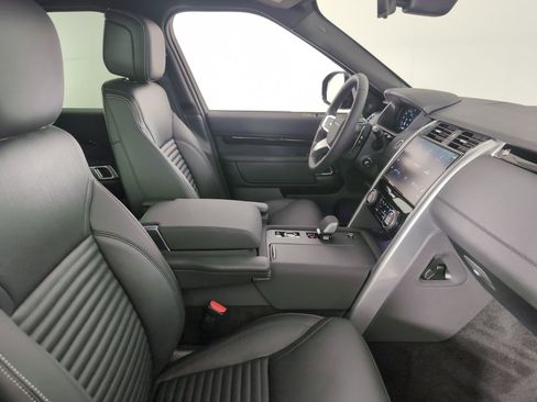 Used 2025 Land Rover Discovery S image 16