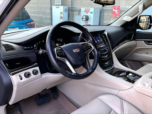 Used 2018 Cadillac Escalade Luxury image 17