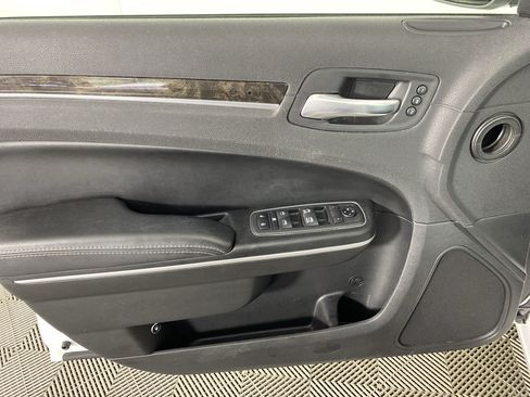 Used 2019 Chrysler 300 Limited RWD image 16