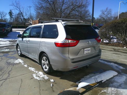 Used 2017 Toyota Sienna LE image 10