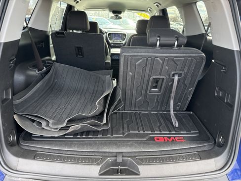 Used 2023 GMC Acadia SLE w/ Driver Convenience Package FWD image 7