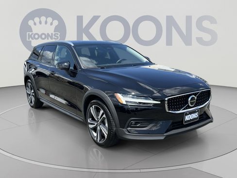 Used 2025 Volvo V60 B5 Cross Country Plus AWD/4WD image 18