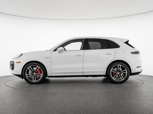 Used 2024 Porsche Cayenne Turbo AWD/4WD image 2