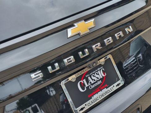 Used 2025 Chevrolet Suburban LS RWD image 9