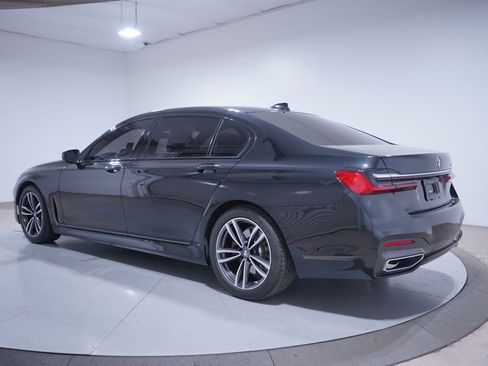 Used 2022 BMW 740i w/ M Sport Package image 3