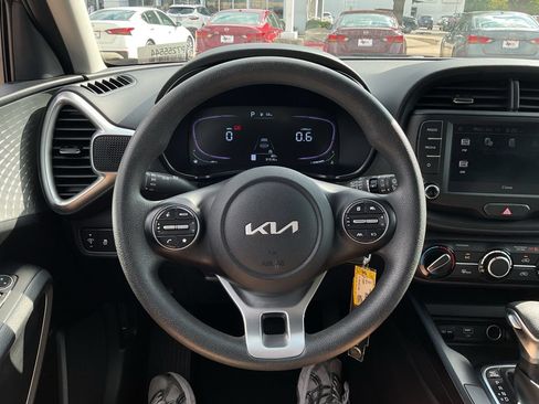 Used 2025 Kia Soul LX w/ LX Technology Package FWD image 25