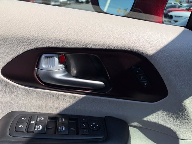 Used 2017 Chrysler Pacifica Limited w/ Tire & Wheel Group FWD image 28