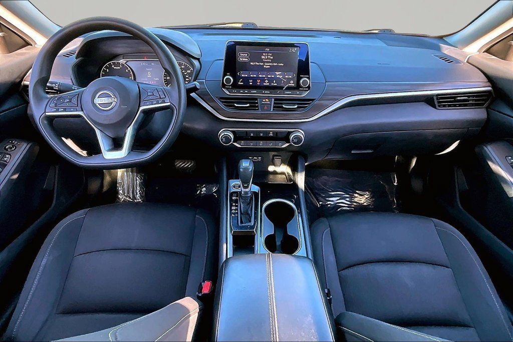 Used 2024 Nissan Altima 2.5 SV FWD image 8
