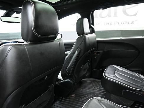 Used 2019 Chrysler Pacifica Limited w/ S Appearance Package FWD image 18
