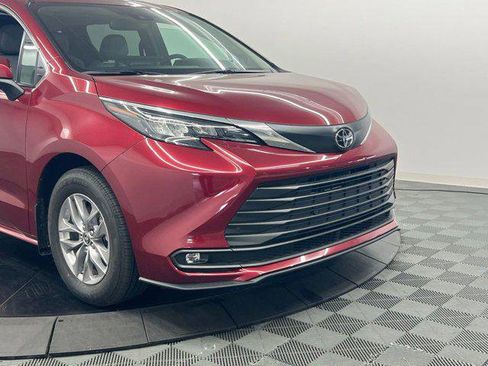 Certified 2026 Toyota Sienna XLE FWD image 8
