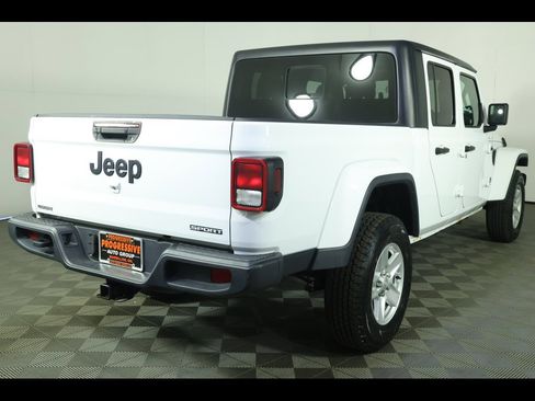 Used 2021 Jeep Gladiator Sport image 2