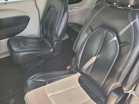 Used 2022 Chrysler Pacifica Touring-L FWD image 15