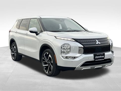 Used 2024 Mitsubishi Outlander SE image 1