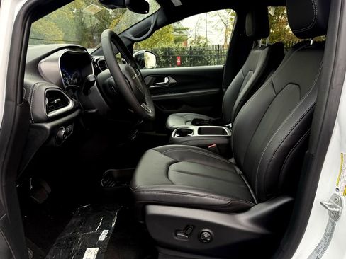 New 2026 Chrysler Pacifica Select image 11