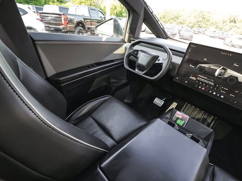 Used 2025 Tesla Cybertruck AWD Crew Cab image 44