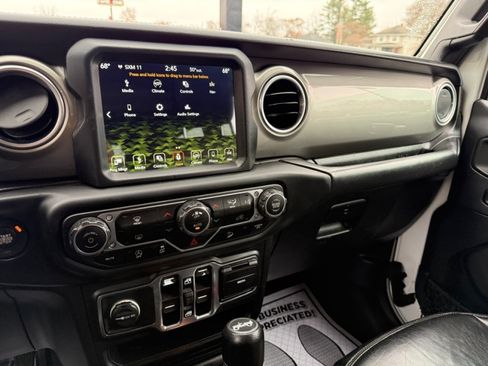 Used 2018 Jeep Wrangler Unlimited Sahara w/ Uconnect 4C Nav & Sound Group AWD/4WD image 11